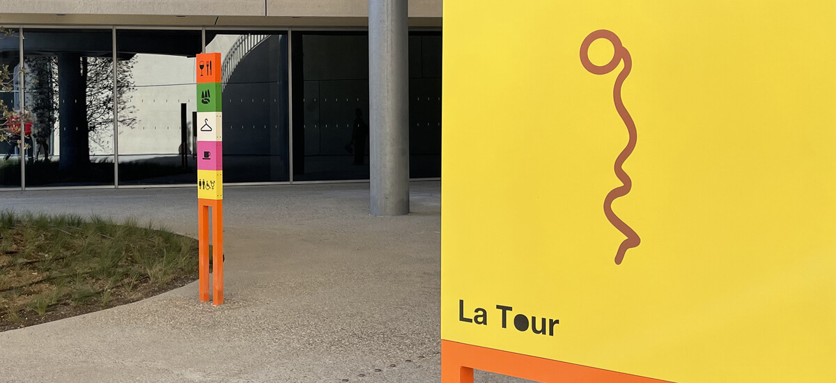 LUMA ARLES signaletique Liam Gillick
